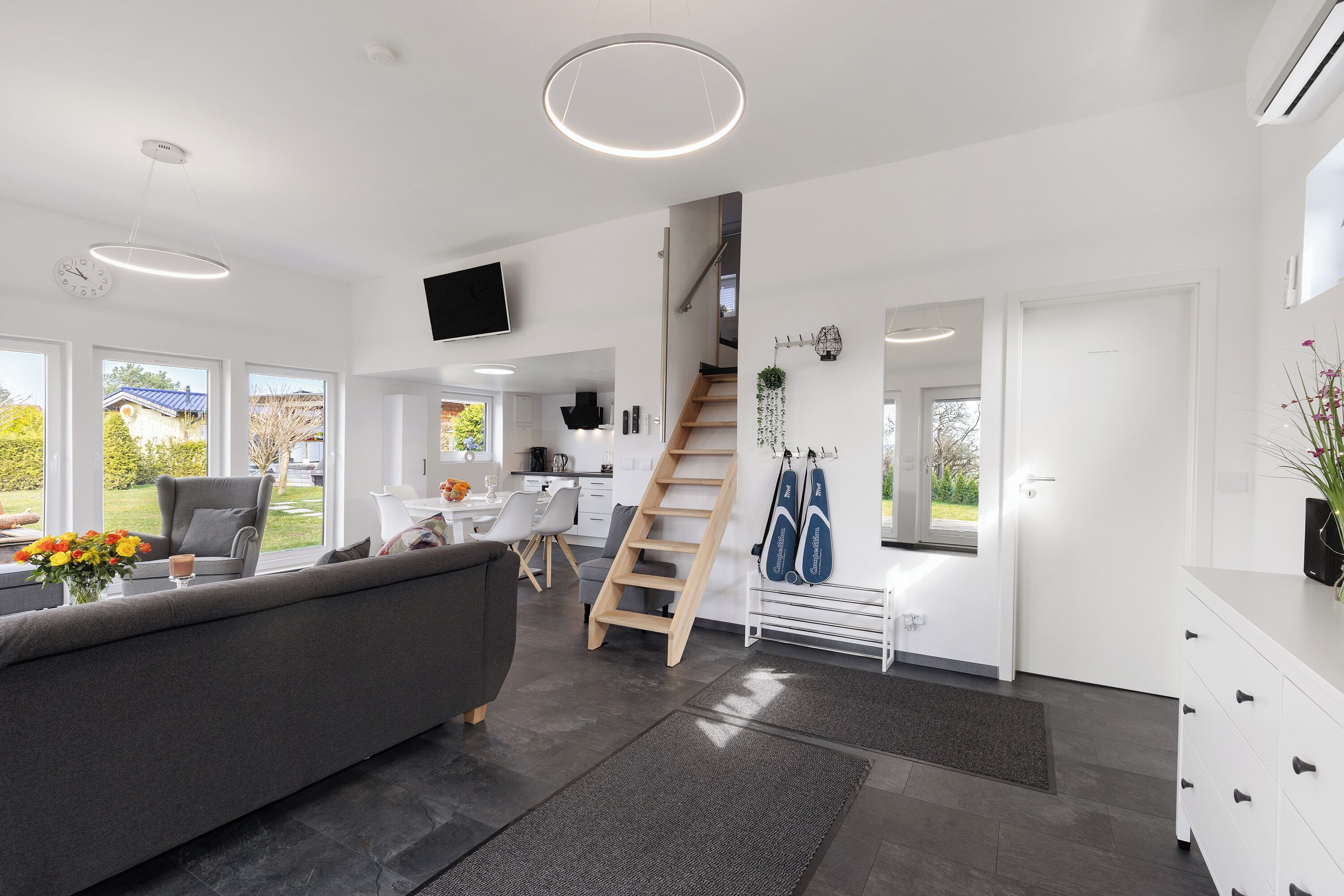 Télévision, cheminée, chaîne hi-fi