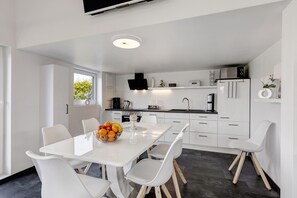 Fridge, microwave, oven, stovetop - Holiday Home 'Happy-Nest' sauna pool air conditioning Wi-Fi fireplace barbecue (Oberkrämer)