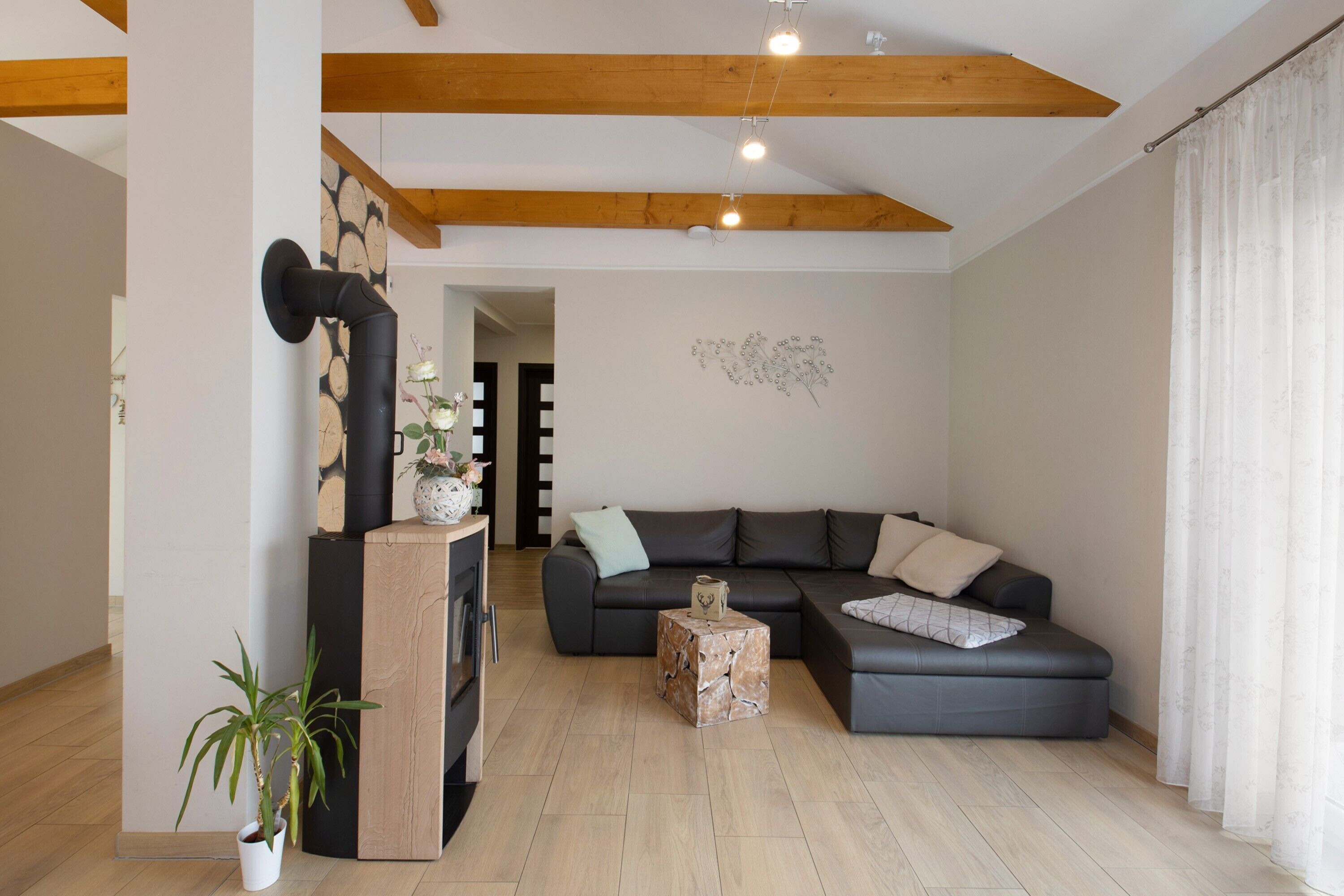 Fernseher, Kamin, Stereoanlage