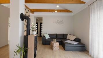 Fernseher, Kamin, Stereoanlage