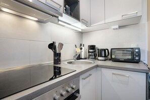 Refrigerador, microondas, horno, placa de cocina