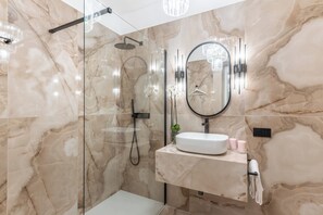 Dusche, Haartrockner, Bidet, Handtücher