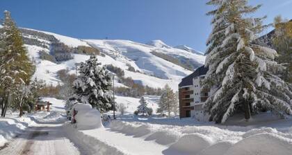 Apartment in Les Deux Alpes with Mountain Views