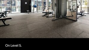 Uma academia moderna com diversos equipamentos de exercício no 5º andar.