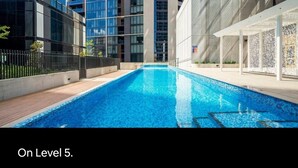 Um edifício moderno com piscina no 5º andar.