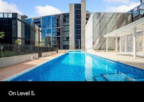 2B/R modern apartment free parking prime location