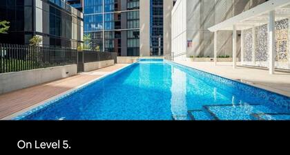 2B/R modern apartment free parking prime location