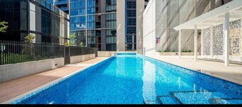 2B/R modern apartment free parking prime location