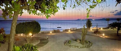 Rannalla, aurinkotuoleja, rantapyyhkeitä