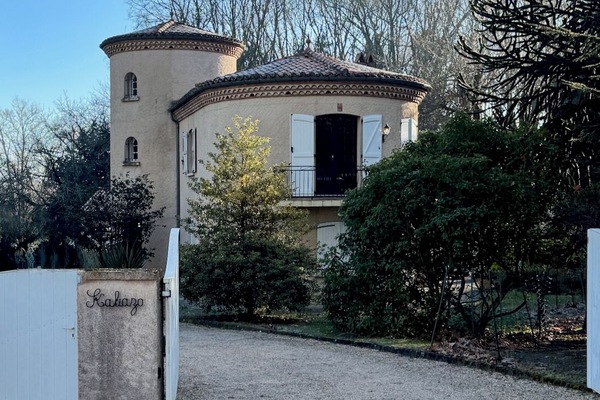 Einfahrt zur Villa Kaliazo und Kaliazo Park