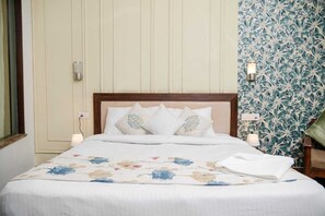 Premium bedding, down duvets, minibar, in-room safe - Vamsor Heights  (Gurugram)