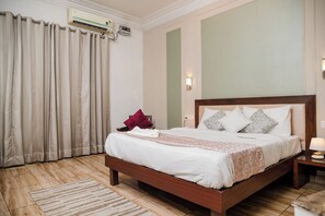 Deluxe-Doppelzimmer, 1 King-Bett, Balkon | Hochwertige Bettwaren, Daunenbettdecken, Minibar, Zimmersafe