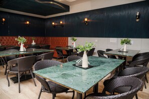 Free daily buffet breakfast  - Vamsor Heights  (Gurugram)