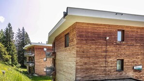 A modern building with a wooden facade and a balcony. - Stay with Garden, Chamrousse (Chamrousse)