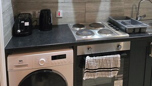 Fridge, microwave, oven, stovetop - Walsall Town Centre Stylish Apartment (Walsall)