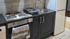 Fridge, microwave, oven, stovetop - Walsall Town Centre Stylish Apartment (Walsall)