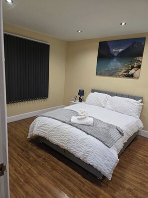1 bedroom, free WiFi, bed sheets - Walsall Town Centre Stylish Apartment (Walsall)
