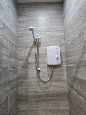 Shower, towels - Walsall Town Centre Stylish Apartment (Walsall)