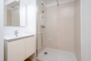 Douche, sèche-cheveux
