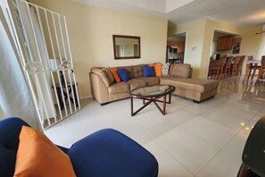 Living area - Stair Way To Tranquil Living 2bd/2.5bth with pool (Kingston)