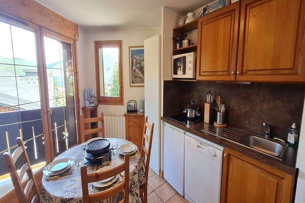 Kylskåp, mikrovågsugn, spishäll och diskmaskin