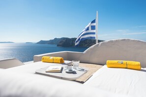 Property grounds - Sunset Honeymoon Suite with Private Whirlpool & Caldera View (Thira - Santorini)