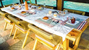 客室内のダイニングエリア