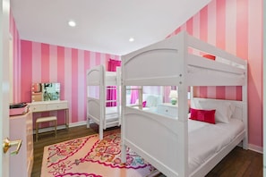 1 bedroom, iron/ironing board, free WiFi, bed sheets - Barbie Dream Condo - Near Restaurants, Coffee & Bar (Nashville)