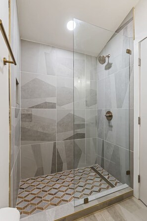 Haartrockner, Handtücher, Seife, Shampoo