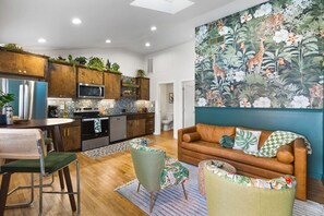 Smart TV - The Green Jungle - Near Restaurants, Coffee & Bars (Nashville)