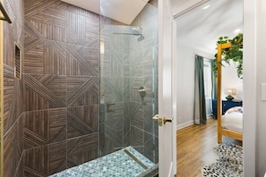 Hair dryer, towels - The Green Jungle - Near Restaurants, Coffee & Bars (Nashville)