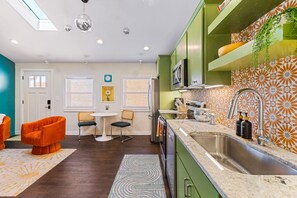 Fridge, microwave, oven, stovetop - Fun & Fabulous - Walk to Bars, Coffee & Restaurants (Nashville)