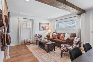 Smart TV, offices - Chic and Cozy -Walk to Bars, Coffee, Restaurants (Nashville)