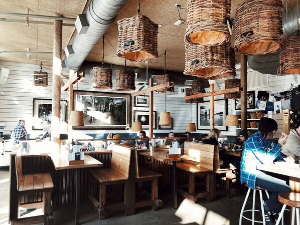 Dining - Chic and Cozy -Walk to Bars, Coffee, Restaurants (Nashville)