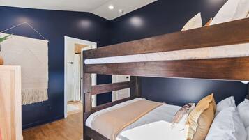 4 Schlafzimmer, Schreibtisch, Bügeleisen/Bügelbrett, kostenloses WLAN