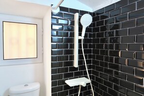 Dusche, Haartrockner, Handtücher, Seife