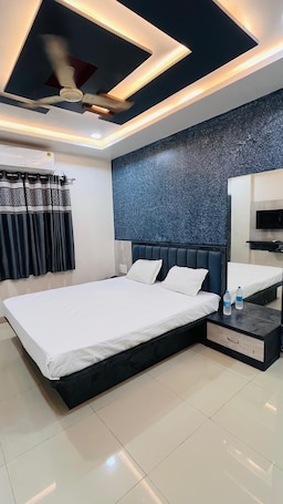 Deluxe Room. Shri Nath Hotel And Lodging