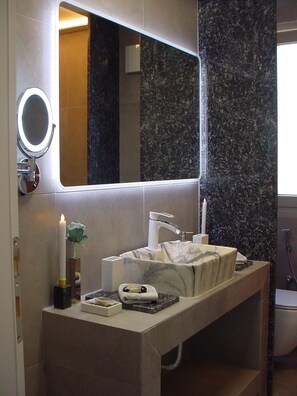 Hair dryer, towels, soap, toilet paper - Corfu Unreal View Flats (Kerkira)