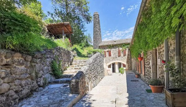 Property grounds - Gîte l'Ardèche en Bord de Rivière avec Cascade - Domaine au Ch'ti Ardéchois (Rochessauve)