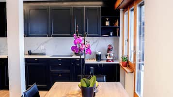 Apartment, Lake View | In-room dining