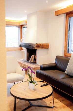 Appartement, uitzicht op meer | Woonruimte | Flatscreentelevisie