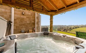 Outdoor spa tub - Brumlea Farm Cottage, Rural Country Stay, Couples & Friends, private & peaceful (Bonsall)