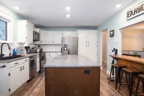 Jääkaappi, mikroaaltouuni, uuni, liesi