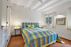 5 chambres, fer et planche à repasser, lit de bébé portatif, Wi-Fi