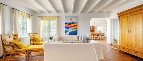 Smart TV, fireplace