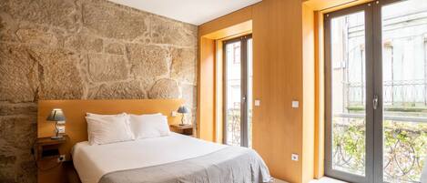 Studio, balkon | Een kluis op de kamer, een bureau, een laptopwerkplek