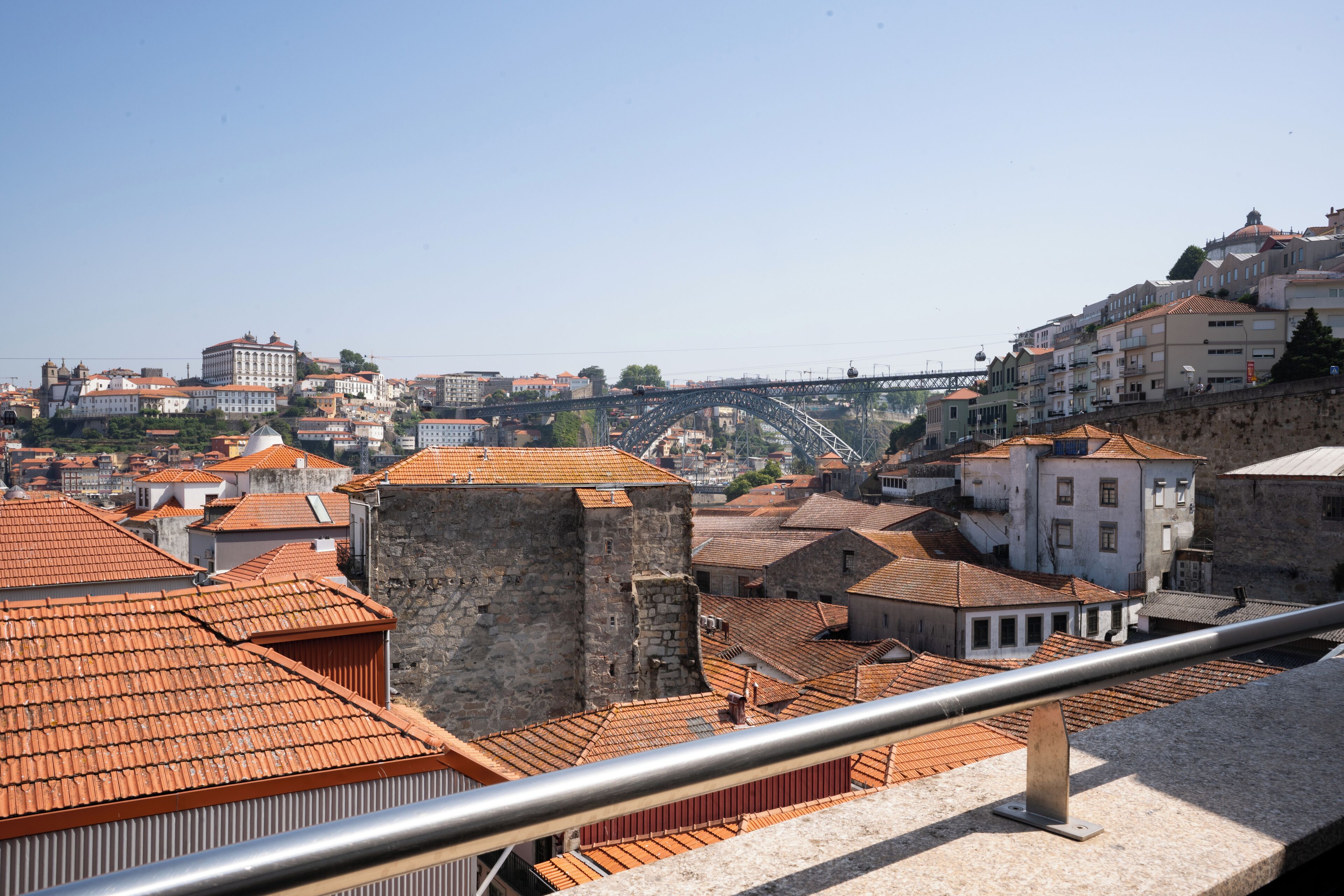 Eine historische Stadtansicht mit traditioneller Architektur und einer markanten Brücke.