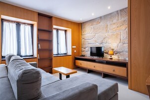 高级开间 | 起居区 | 32-英寸LED 电视（配备有线频道）