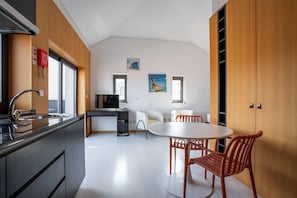 Estudi, terrassa | Cuina privada | Frigorífic, microones i placa de cuina