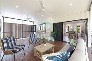 House | 3 bedrooms - Urbanretreat Modern Outdoor Dining Backyard (Larrakeyah)